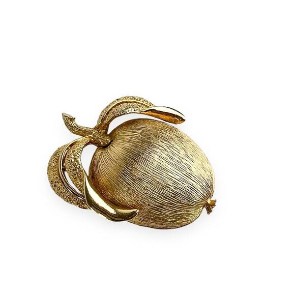 Sarah Coventry Adam's Delight Brooch Brushed Gold Tone Apple Fruit Pin Vintage - Picture 1 of 8